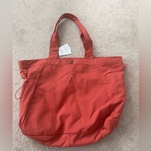 Lululemon side-cinch shopper tote in Brick